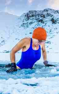 Gilly McArthur empfiehlt Mütze und Handschuhe für das Baden im eiskalten Wasser.