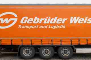 Truck drivers aren’t big fans of tarpaulins because it’s harder to access the cargo space than in a box truck, where you just have to open the doors. But they have one key advantage: trucks with tarpaulins can also be loaded from the side, which is important for goods over four meters (approximately 13 feet) in length.